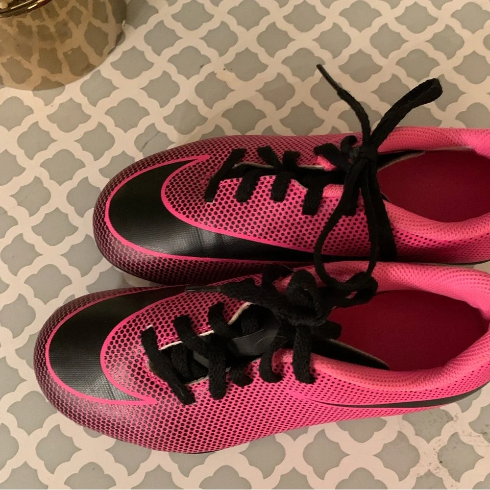 Girls Nike soccer cleats - Picture 4 of 4